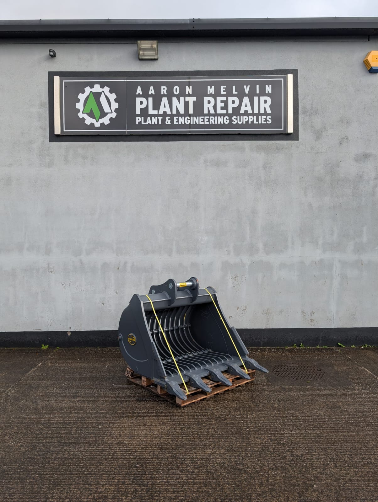 Strickland 4ft Riddle Bucket (10-15Ton)